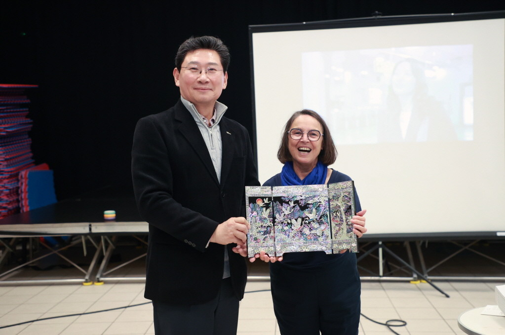 27일 몽펠리에 '모두를 위한 집 레스쿠타르'에서 이상일 시장이 마랭-쿠리 부시장에게 자개 병풍을 선물하며 기념사진을 촬영하고 있다. / 용인특례시