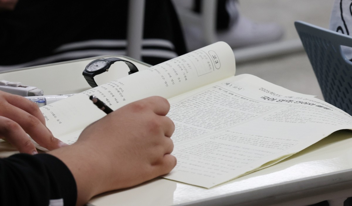 지난 14일 오전 경기 화성시 동탄고등학교에서 3학년 학생들이 수능 시험 전 마지막 모의평가인 10월 전국연합학력평가를 치르고 있다./ 뉴스1