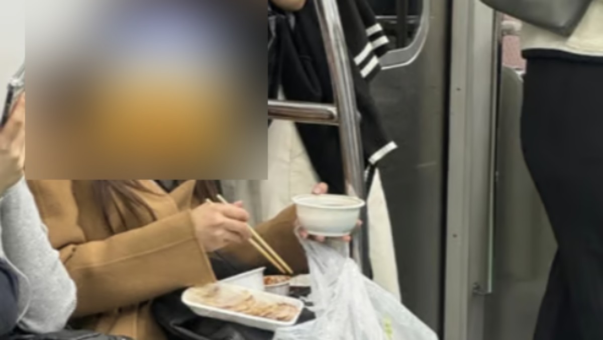 지하철에서 보쌈을 먹는 승객 / SNS 캡처
