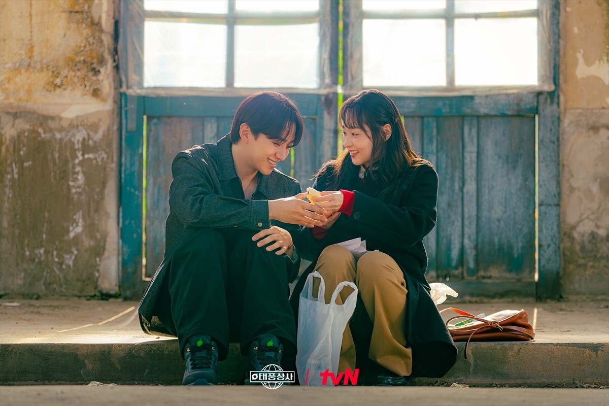 '태풍상사'에서 호흡을 맞춘 이준호와 김민하 / tvN