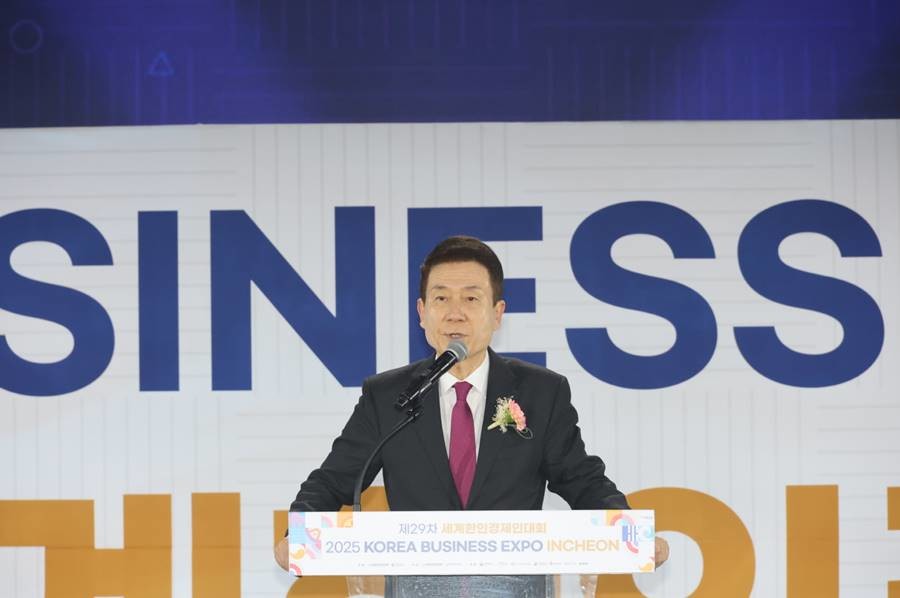 지난 27일 인천 송도컨벤시아에서 열린 ‘제29차 세계한인경제인대회&2025 KOREA BUSINESS EXPO INCHEON’에 참석해 인사말을 하고 있는 이강덕 포항시장/포항시