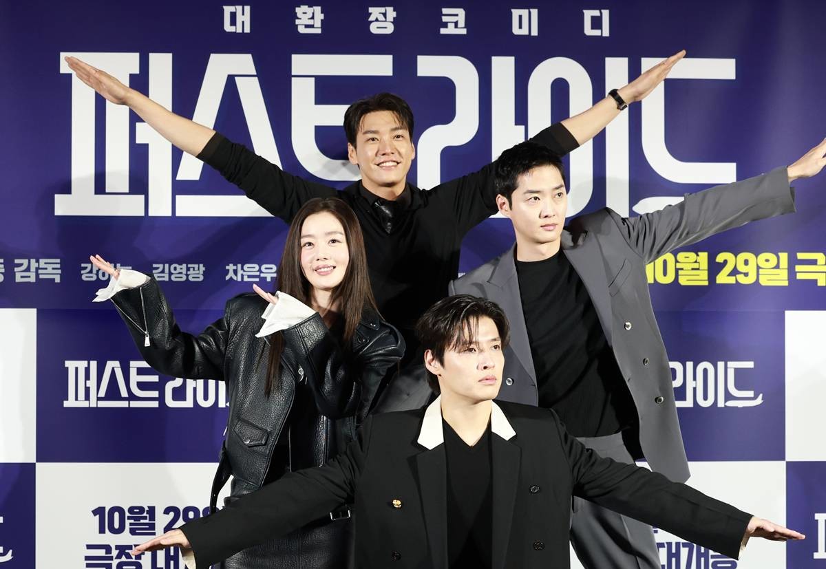 배우 한선화(왼쪽부터)과 김영광, 강하늘, 강영석이 지난달 25일 오전 서울 용산구 CGV용산아이파크몰에서 열린 영화 '퍼스트 라이드'(감독 남대중) 제작보고회에 참석해 포즈를 취하고 있다. '퍼스트 라이드'는 끝을 보는 놈 태정(강하늘 분), 해맑은 놈 도진(김영광 분), 잘생긴 놈 연민(차은우 분), 눈 뜨고 자는 놈 금복(강영석 분), 사랑스러운 놈 옥심(한선화 분)까지 뭉치면 더 웃긴 24년 지기 친구들이 첫 해외여행을 떠나는 코미디 영화다 / 뉴스1