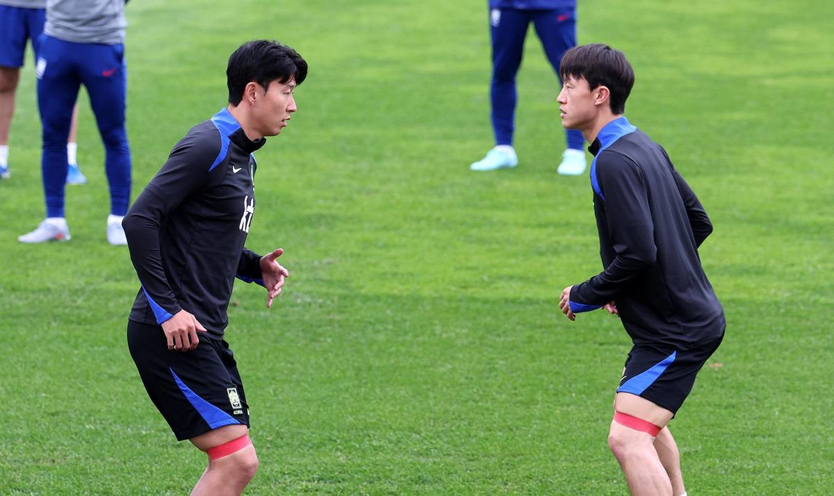 대한민국 남자 축구 국가대표팀 손흥민과 이재성이 파라과이와 A매치 평가전을 앞둔 지난 12일 오후 경기도 고양시 일산서구 고양종합운동장 보조구장에서 훈련을 하고 있다 / 뉴스1
