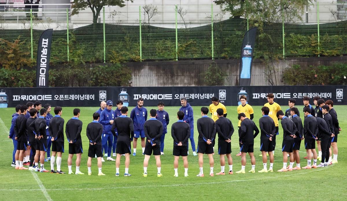 홍명보 감독이 이끄는 한국 축구 국가대표팀이 지난 7일 오후 경기도 고양시 일산서구 고양종합운동장 보조구장에서 열린 팬 오픈 트레이닝 행사에서 훈련하고 있다 / 뉴스1