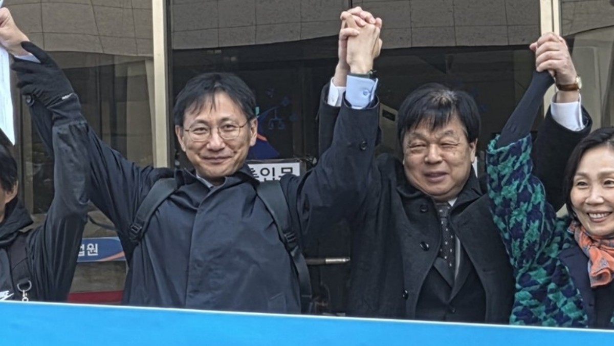 칼 마르크스의 '자본론'을 보관하고 있다가 불법 구금돼 옥살이했던 정진태(오른쪽 두번재)씨가 28일 서울 양천구 서울남부지법에서 열린 국가보안법 위반 재심 선고공판에서 무죄를 선고 받은 뒤 최정규 변호사(왼쪽) 등과 함께 기뻐하고 있다. / 연합뉴스