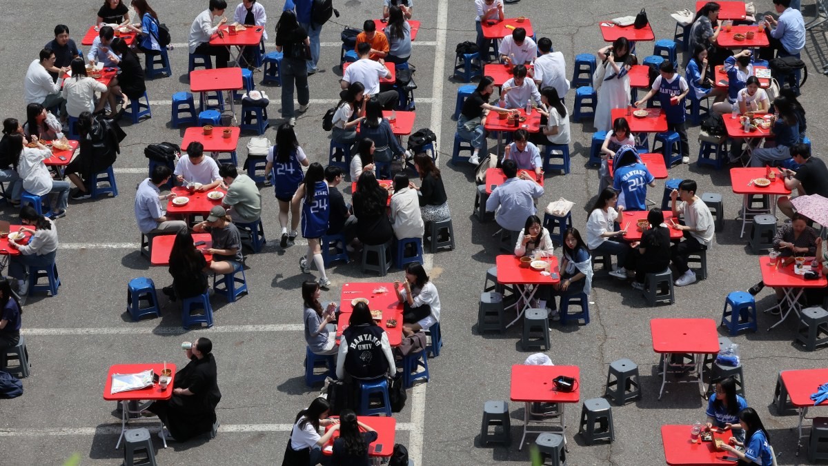 캠퍼스에서 학생들이 푸드트럭에서 구매한 음식을 먹고 있다. 기사의 이해를 돕기 위한 사진 / 뉴스1