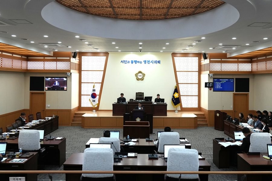 영천시의회는 제248회 임시회 기간 중 21일부터 27일까지 7일간의 집행부 각 부서 2026년 주요 업무보고 청취를 마무리했다. 사진은 영천시의회 본회의장 전경     / 영천시의회 제공