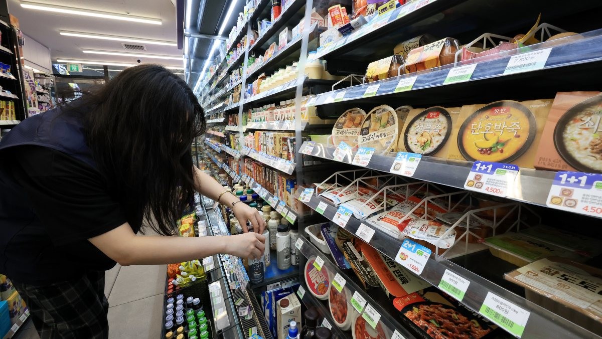 한 편의점에서 직원이 진열된 제품을 정리하고 있다. 간편식, 음료 등 다양한 품목이 보인다. / 뉴스1