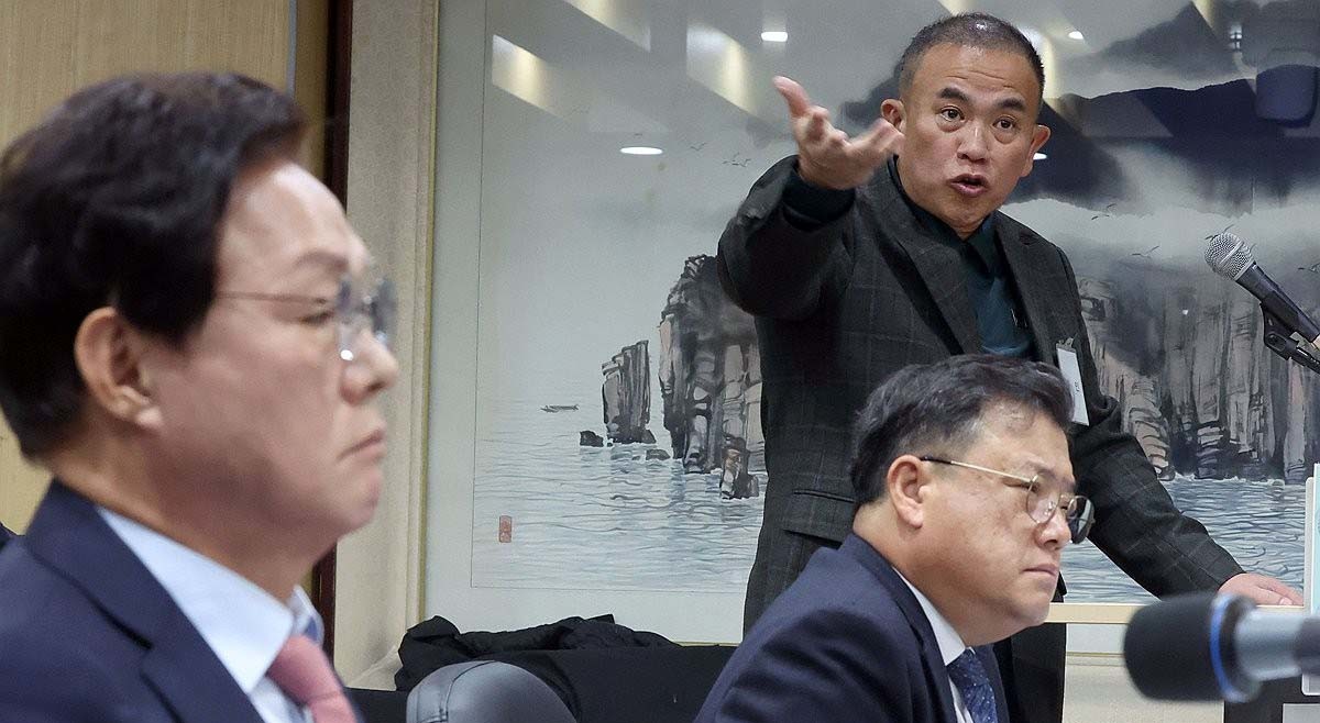 정치 브로커 명태균 씨가 28일 오전 경남도청에서 열린 국회 행정안전위원회 경남도청 국감에서 증인으로 나와 의원 질의에 답변하고 있다. / 연합뉴스