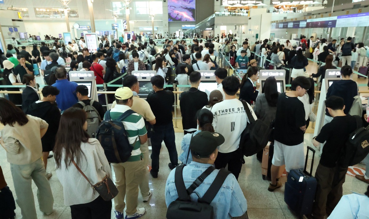 사람들 몰린 인천공항 / 뉴스1