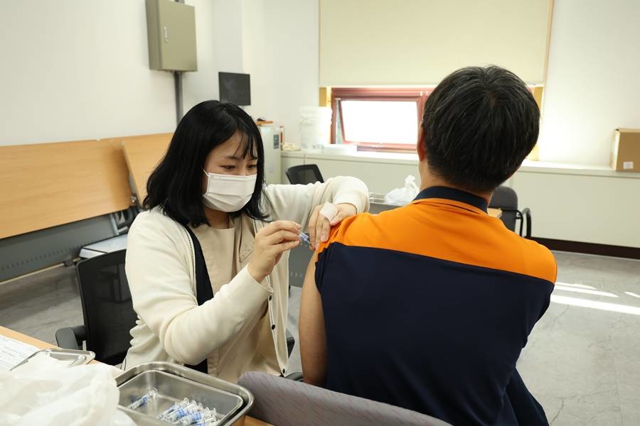 포항제철소 산업보건센터 간호사가 임직원에게 무료 독감 예방접종을 실시하고 있다./포스코