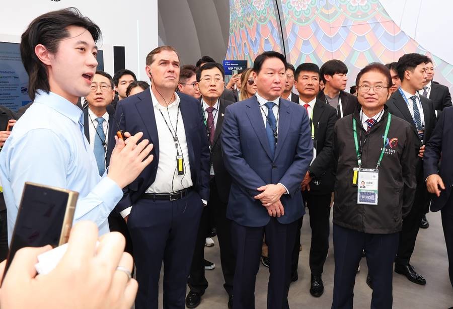 28일 이철우 경북도지사는 최태원 대한상공회의소 회장, 주낙영 경주시장 등과 함께 경제전시장을 찾아 이날 처음 공개하는 k-테크 쇼케이스 현장을 직접 둘러보고 대한민국 경제발전상, 첨단 신기술 등을 관람했다./경북도