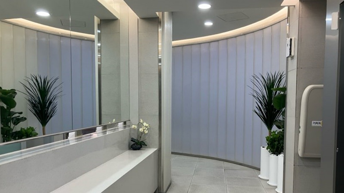 서울역 서부 화장실. 혼잡도와 효율적 동선을 고려한 유선형 공간. / 한국철도공사(코레일) 제공