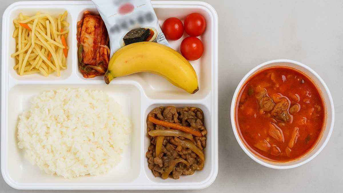 평범해보이지만 특별한 급식판. 대한적집사 제공 사진 바탕으로 AI가 생성한 자료사진.   /