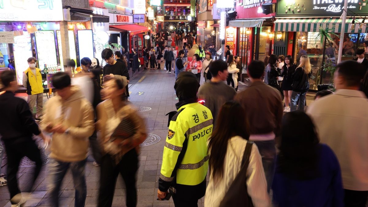 지난 2024년 용산구 이태원 일대에서 경찰관이 인파 관리를 위해 현장을 지키고 있다. / 뉴스1