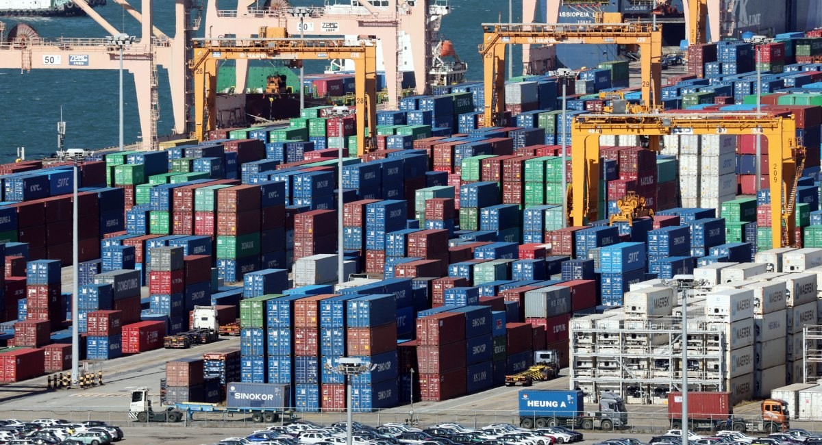 도널드 트럼프 미국 대통령의 방한을 앞두고 한미 양국이 3500억 달러(약 504조 원) 규모의 대미 투자를 비롯한 관세 협상에서 최종 접점을 찾을 수 있을지 관심이 집중되고 있다. 기사의 이해를 돕기 위한 사진. / 뉴스1