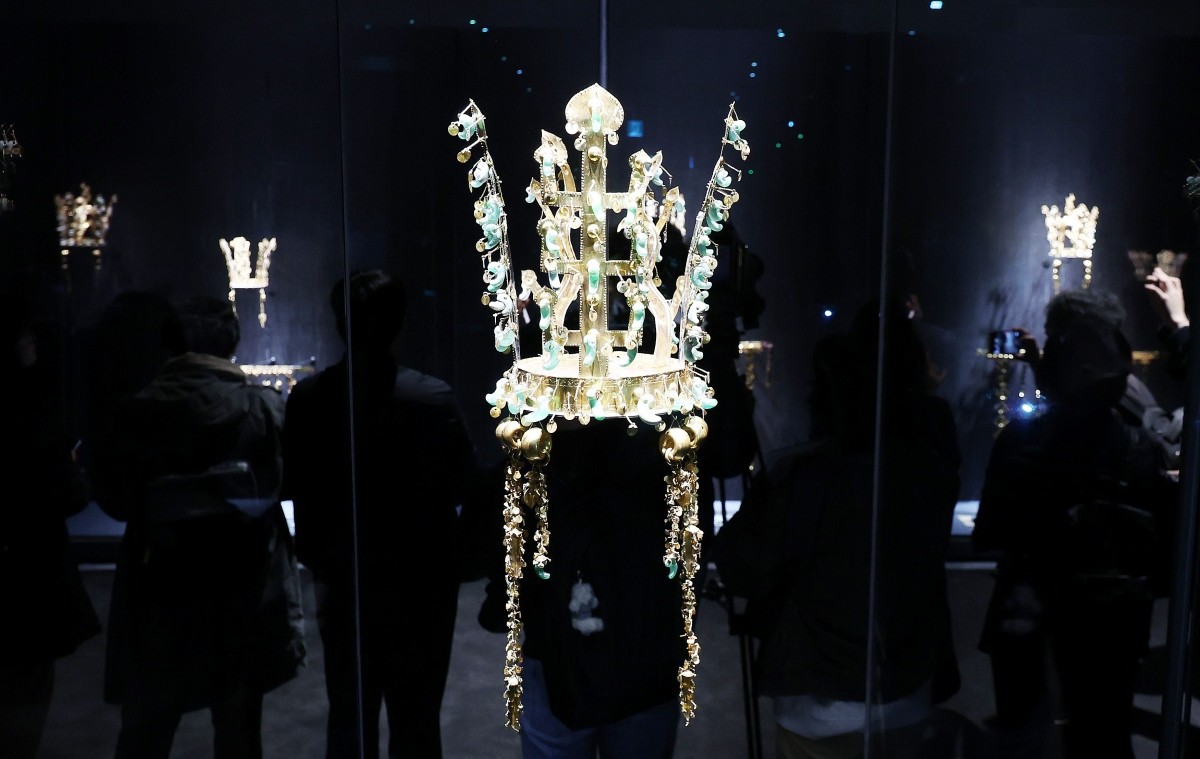 공개된 신라금관. 경주 국립경주박물관 신라역사관에서 열린 ‘신라 금관, 권력과 위신’ 특별전 미디어데이에서 참석자들이 전시된 신라시대 황남대총 금관을 둘러보고 있다.  / 뉴스1