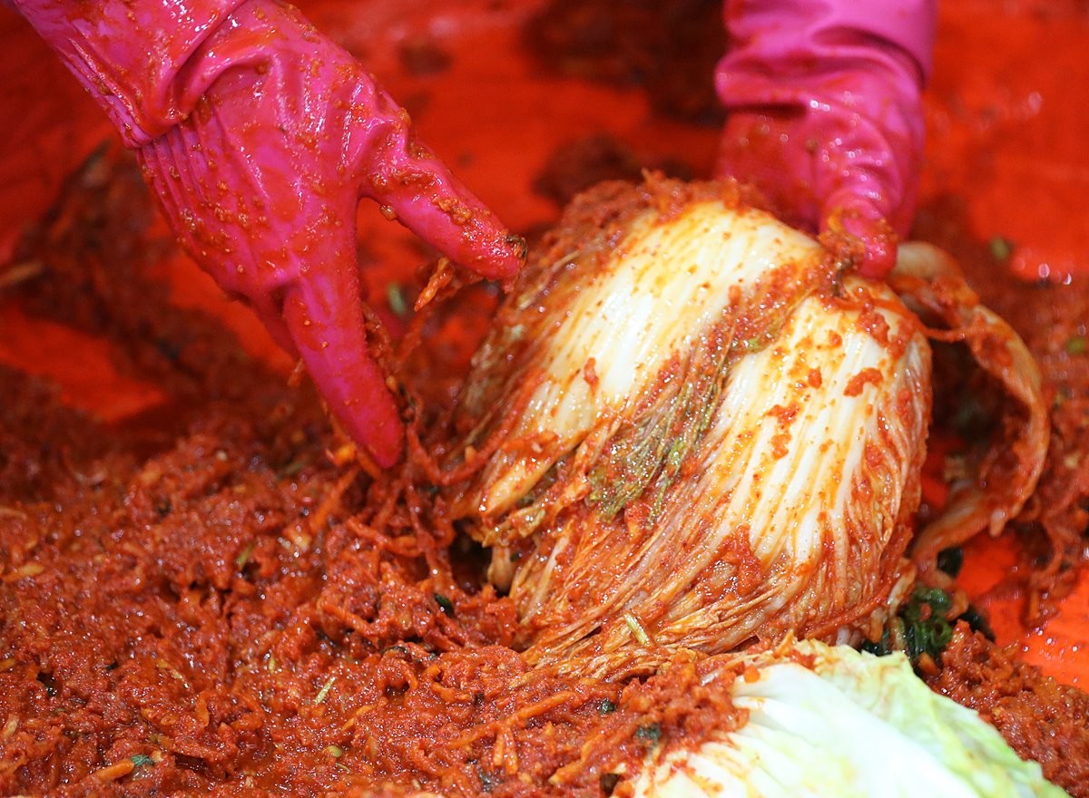 김장하는 모습. 기사 이해를 돕기 위한 자료 사진 / 뉴스1