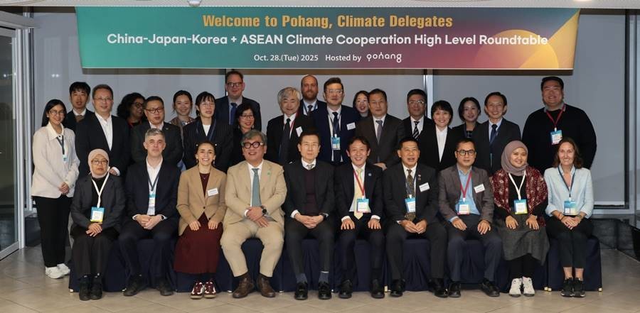 한·중·일 및 ASEAN 주요국 고위급 기후 대표단이 28일 포항을 방문해 산업 현장을 둘러보고, 포항시 주최한 환영 만찬에 참석해 기념 촬영을 하고 있다.