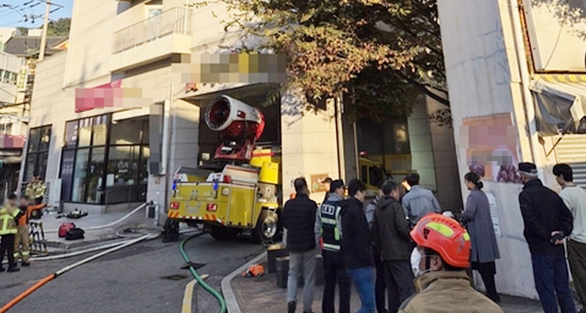 29일 창원 오피스텔 화재 현장 모습. 29일 오전 6시 5분쯤 경남 창원시 마산합포구 부림동 11층짜리 오피스텔 지하 2층 주차장에 있던 전기차에서 화재가 발생했다. / 창원소방본부 제공-연합뉴스