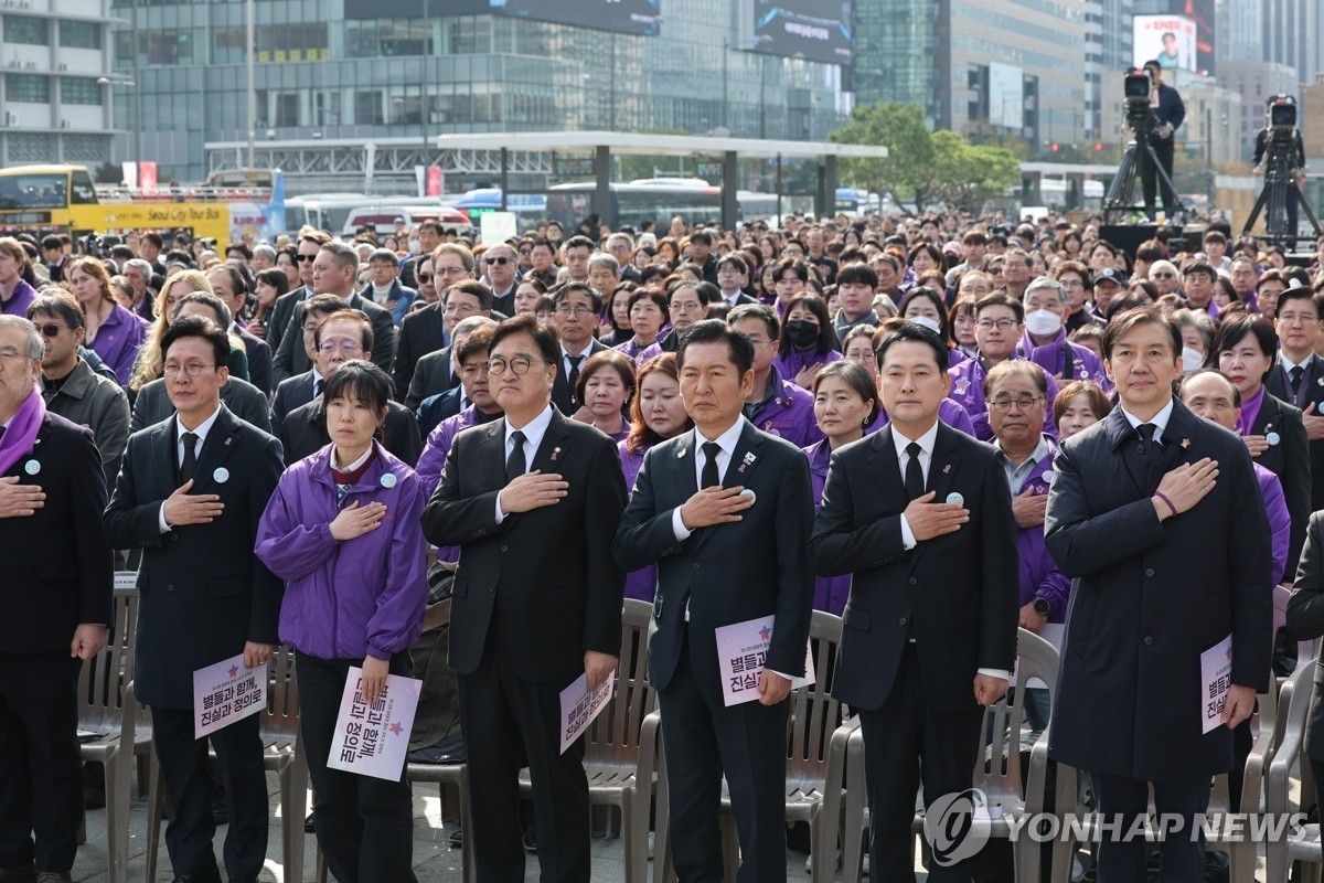 김민석 국무총리, 우원식 국회의장, 더불어민주당 정청래 대표, 국민의힘 장동혁 대표, 조국혁신당 조국 비상대책위원장 등이 29일 서울 광화문광장에서 열린 10.29 이태원 참사 3주기 기억식에 참석한 모습 / 연합뉴스