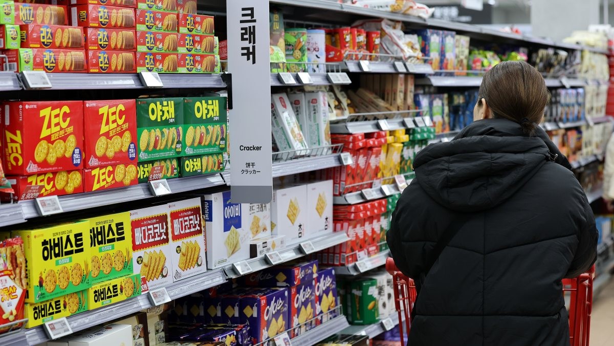 서울 시내의 한 대형마트에서 외국인 관광객이 과자를 구매하는 모습. / 뉴스1