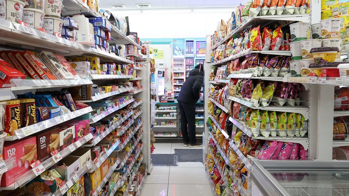 편의점에 쌓인 음식들 / 뉴스1