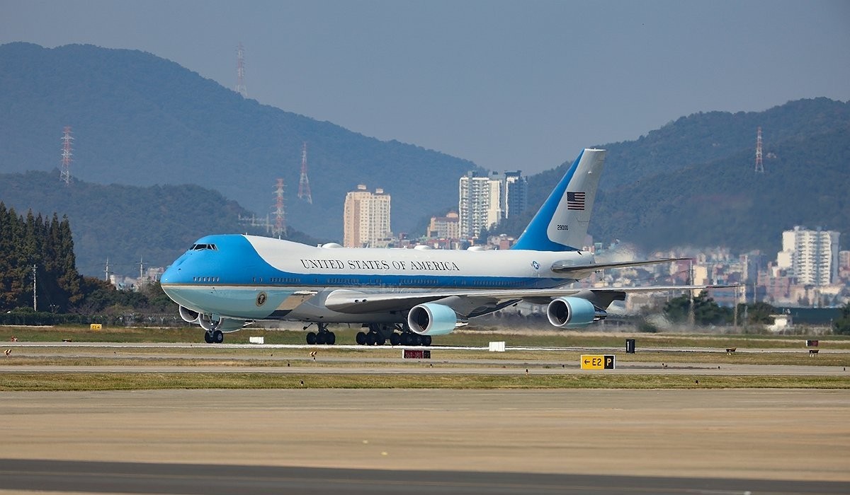 경주 APEC을 계기로 국빈 방한하는 도널드 트럼프 미국 대통령의 에어포스원이 29일 부산 김해국제공항에 도착했다. 트럼프 대통령은 29일 부산을 통해 입국해 1박 2일간의 국빈 방한 일정에 돌입했다. 트럼프 대통령은 김해국제공항으로 나간 한국 측 주요 인사들의 영접을 받은 뒤 경주로 이동해 한미 정상회담 등 국빈 방한 공식 일정을 시작한다. / 연합뉴스