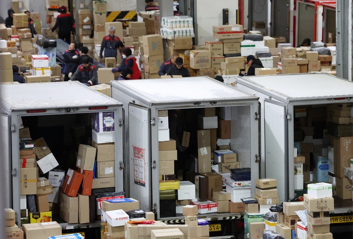 택배센터에서 상차 작업 중인 택배 기사들 / 뉴스1