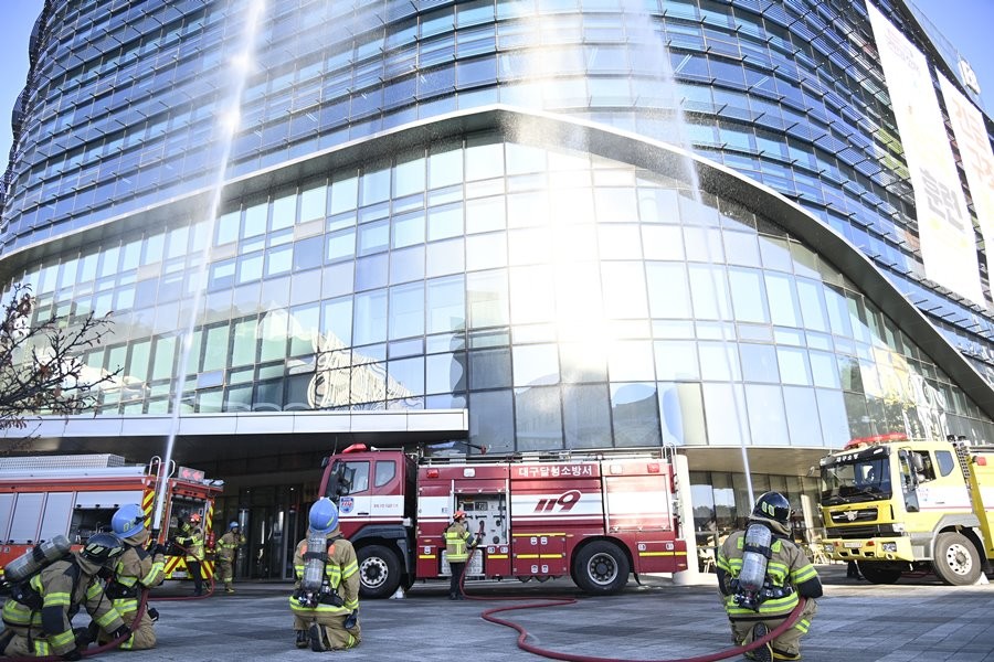 소방대원들이 지난 28일 대구경북과학기술원(DGIST) 일원에서 도심형 복합재난을 가정한 2025 재난대응 안전한국훈련을 하고 있다..  / 대구 달성군 제공