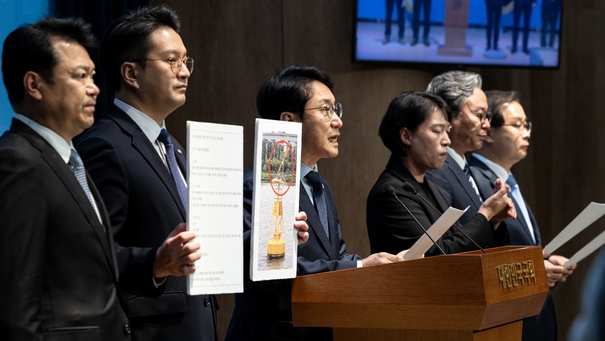 천준호 더불어민주당 의원을 비롯한 국토교통위원들이 29일 서울 여의도 국회 소통관에서 한강버스 사고 은폐 규탄 기자회견을 하고 있는 모습. / 뉴스1
