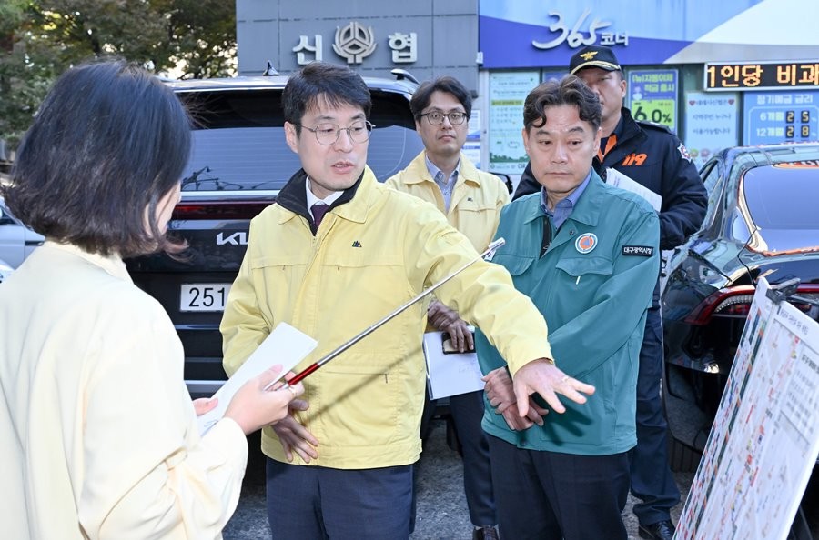 김정기 대구시장 권한대행(두 번째)이 다가오는 핼러윈데이(10.31)를 앞두고 28일 중구 관계자들과 동성로 클럽골목을 찾아 현장을 점검하고 있다.  / 대구시 제공