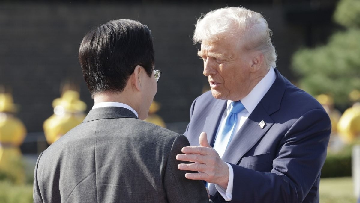 이재명 대통령이 29일 한미 정상회담이 열리는 경북 경주박물관에 도착한 도널드 트럼프 미국 대통령을 맞이하고 있는 모습 / 대통령실통신사진기자단