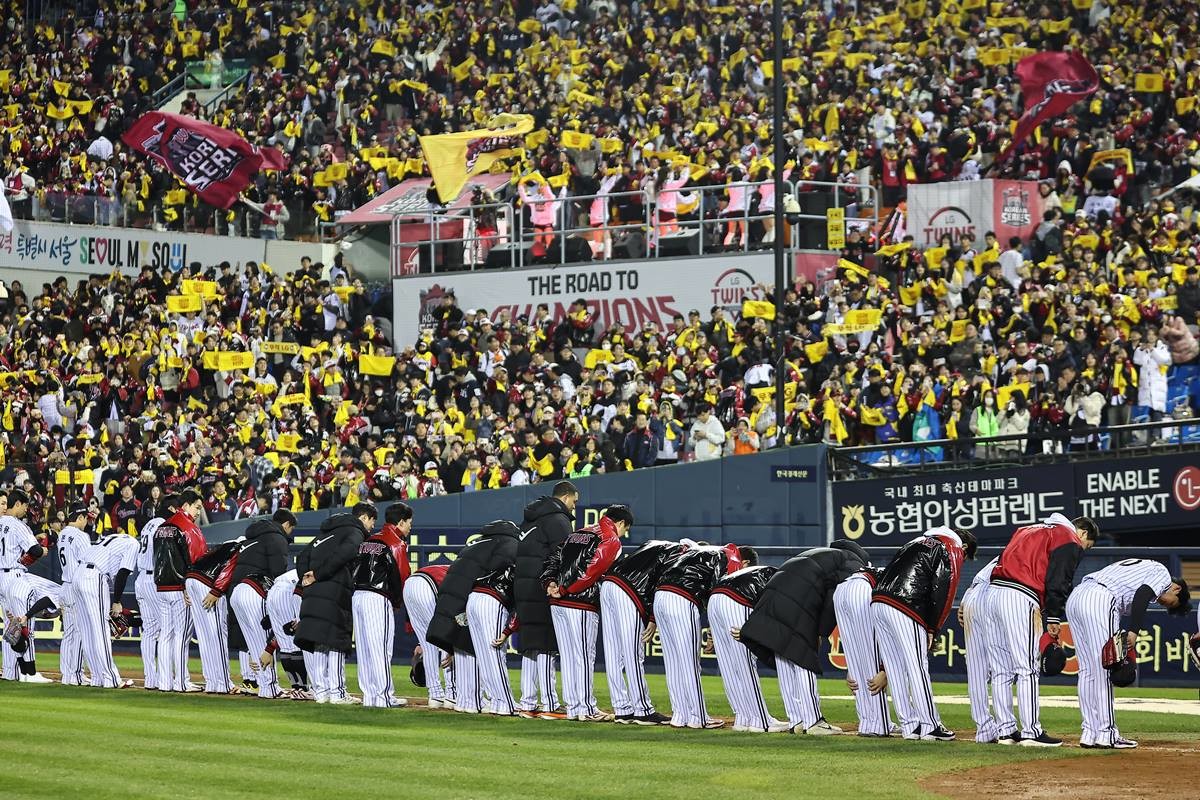 27일 서울 송파구 잠실야구장에서 열린 프로야구 2025 신한 SOL뱅크 KBO 포스트시즌 한국시리즈 2차전 한화 이글스와 LG 트윈스의 경기, LG 선수들이 13대 5 승리 뒤 관중에게 인사하고 있다. 기사 이해를 돕기 위한 자료 사진 / 뉴스1