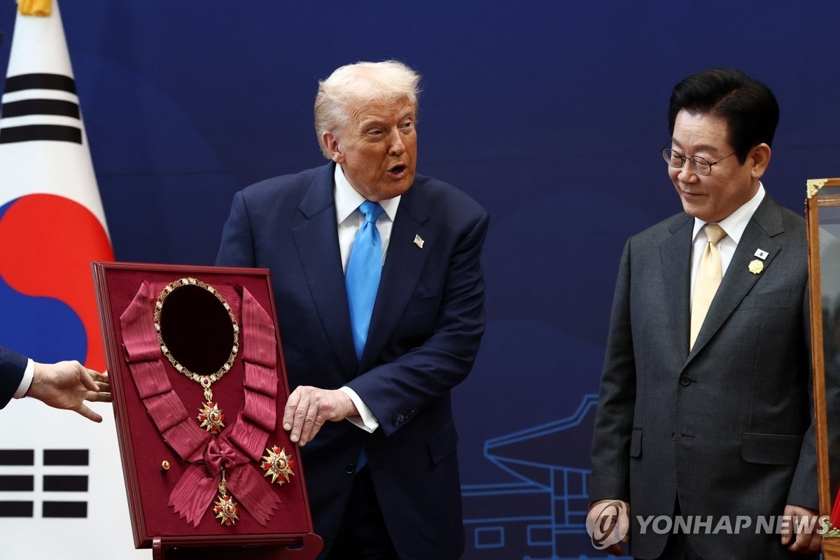 트럼프 대통령에게 수여한 무궁화 대훈장 / 연합뉴스