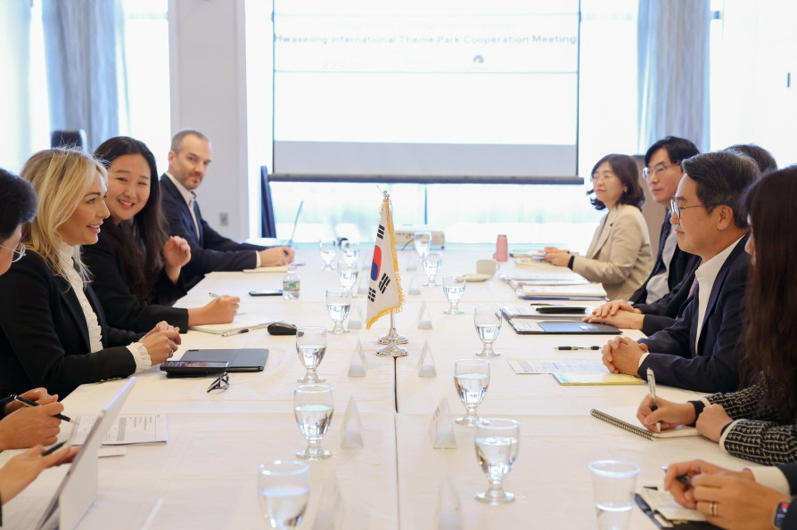 김동연 지사가 화성 국제테마파크 관련 회의를 하고 있다. / 경기도