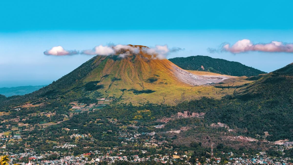 인도네시아 술라웨시 섬의 마하우 화산에서 보이는 전망을 즐길 수 있는 작은 분화구는 작은 호수가 있다.  / Artush-shutterstock.com