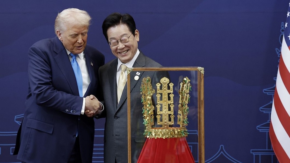 천마총 금관 모형을 보는 한미 정상 / 연합뉴스