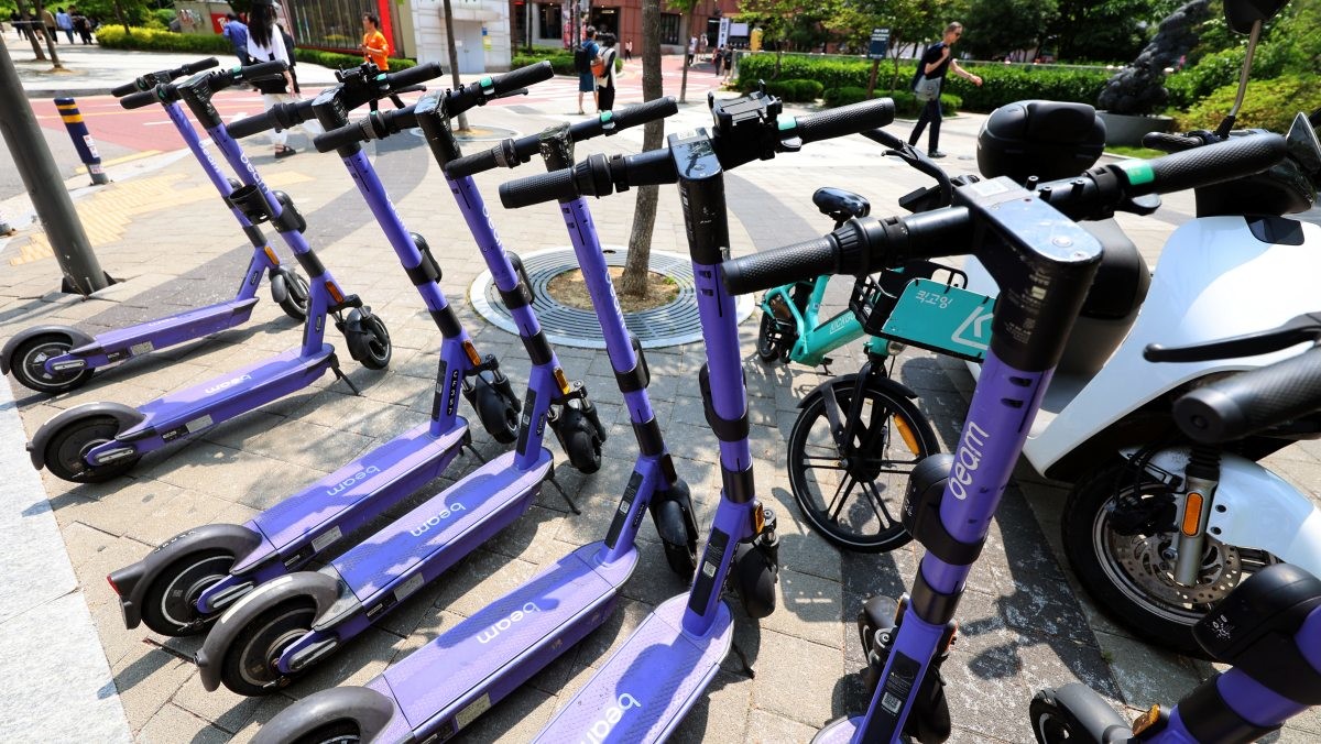 서울 마포구 홍대 레드로드에 전동킥보드가 서있다. / 뉴스1