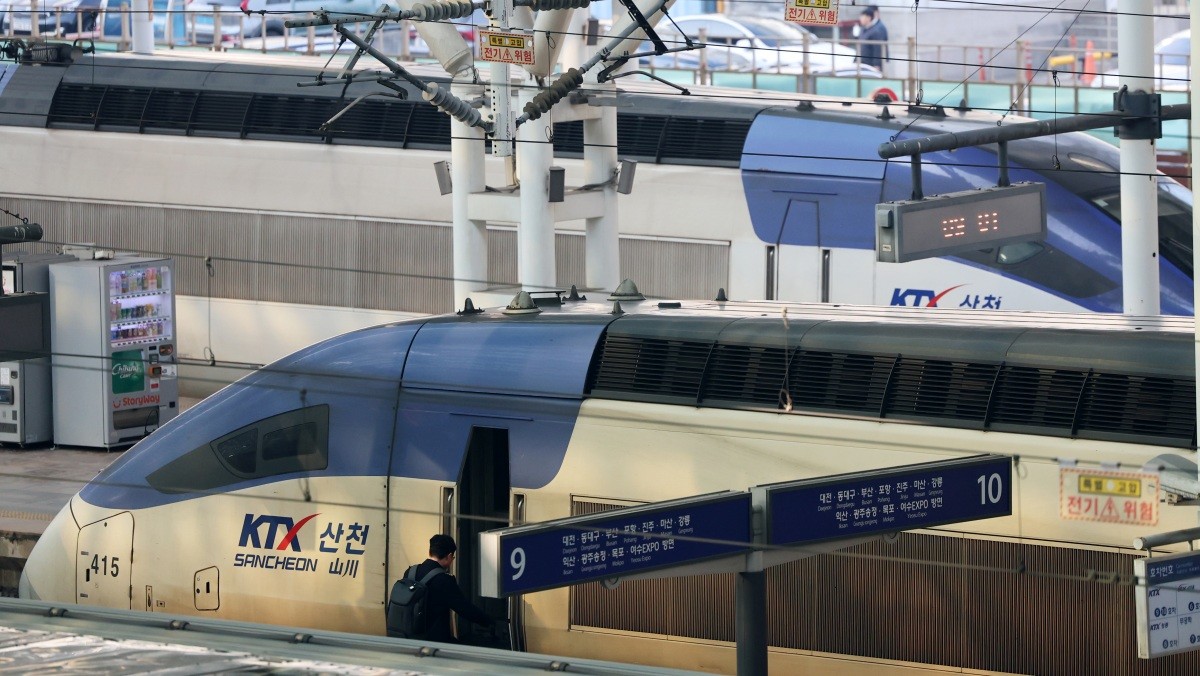 서울역에 KTX(고속철도) 열차가 정차해 있다. 기사의 이해를 돕기 위한 사진 / 뉴스1