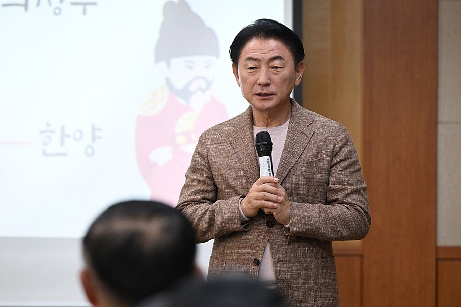 김동근 시장이 10월 27일 ‘2025년 제3기 주민자치회 통합 워크숍’에서 인사말을 하고 있다