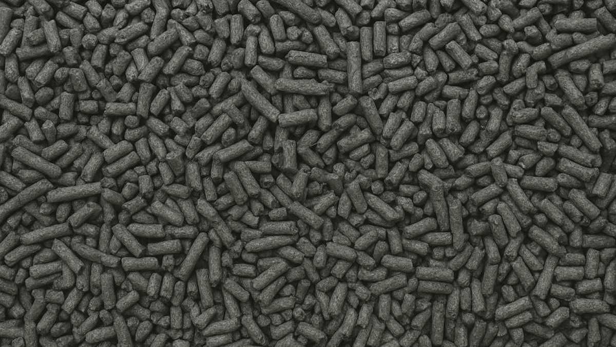 가축분뇨 퇴비의 펠릿화(수분 뺀 딱딱한 고형상태). 기사 내용을 바탕으로 AI가 생성한 자료사진.