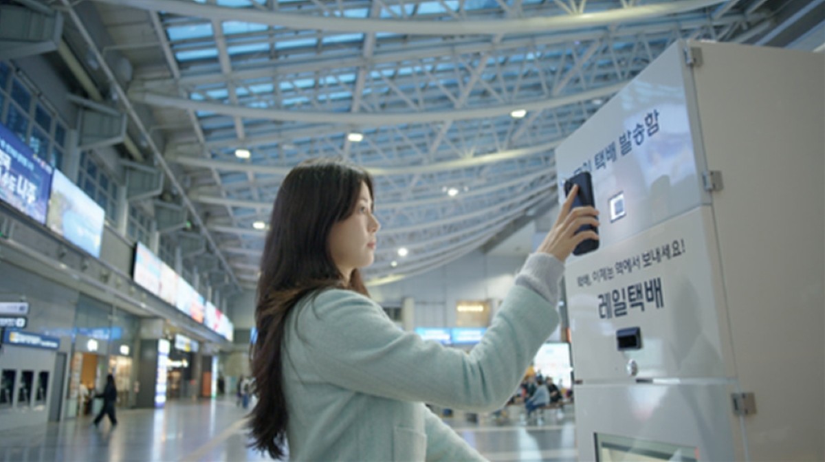 한국철도공사(코레일)가 30일부터 운영을 시작하는 ‘레일택배’ 서비스 이용을 위해 고객이 대전역 맞이방에 설치된 무인 택배 발송함을 통해 택배를 접수하고 있다. / 코레일