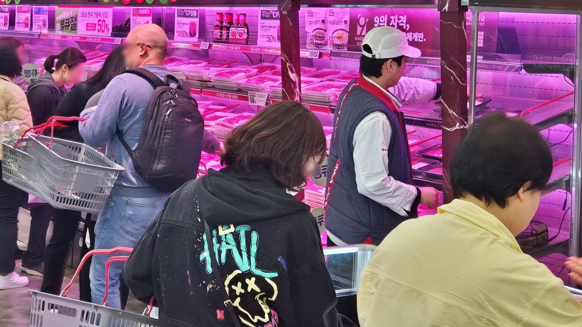 마트에서 한우를 쇼핑하는 사람들의 모습. / 롯데쇼핑 제공-뉴스1