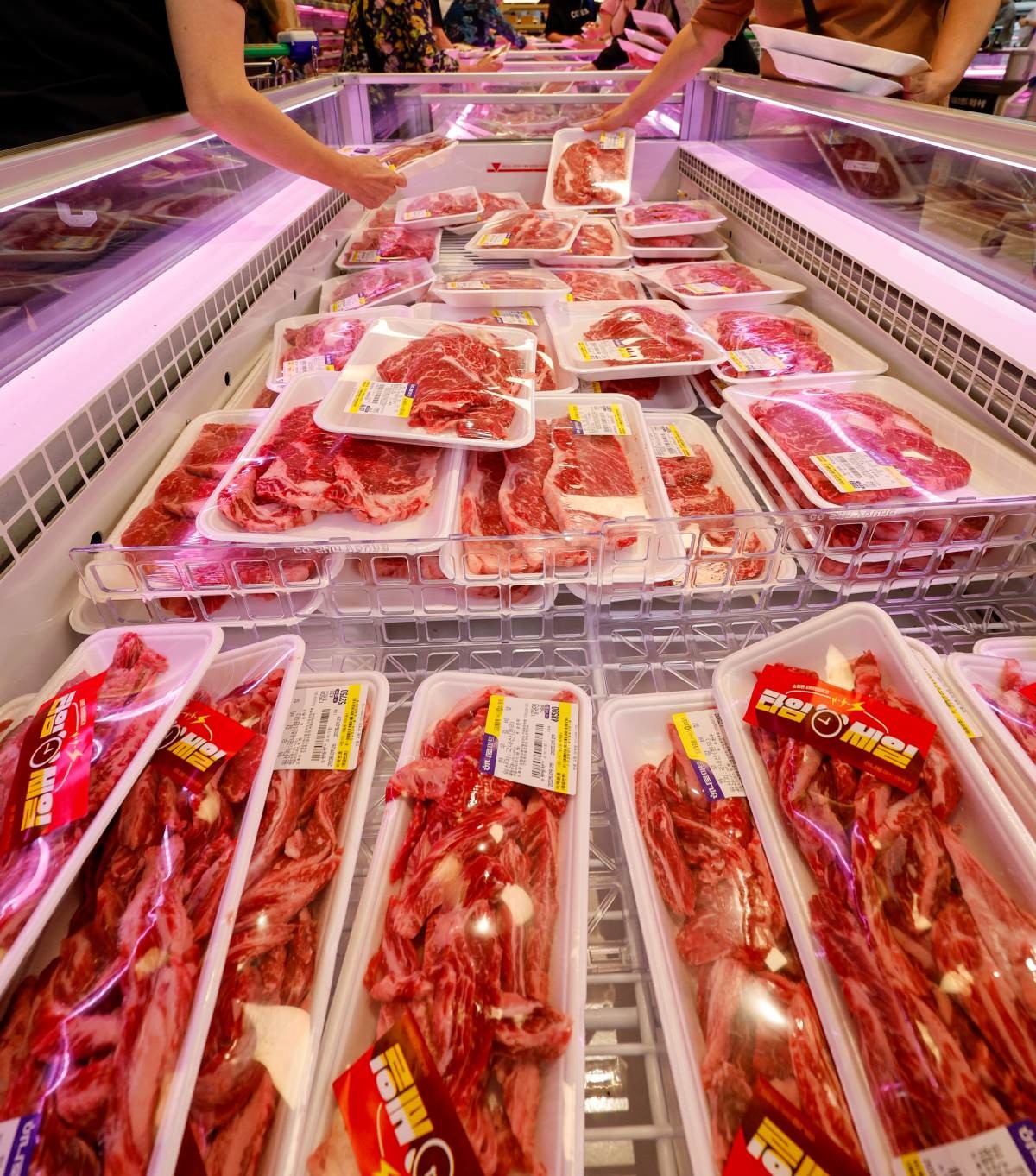 마트에서 고객들이 한우를 고르는 모습. / 뉴스1