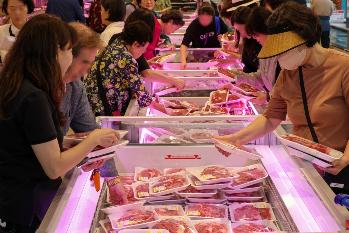 한우 고르는 시민들 / 뉴스1