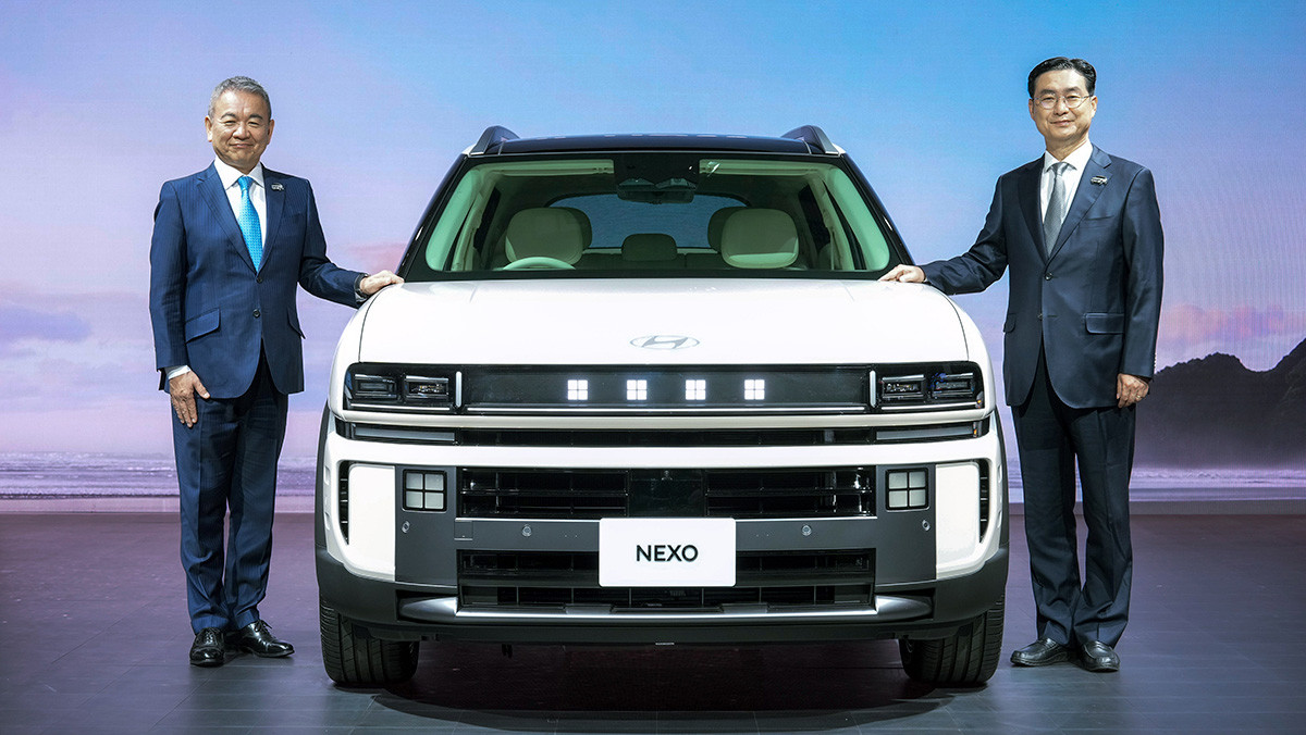 시메기 토시유키 현대차일본법인 법인장과 정유석 현대차 부사장이 일본 모빌리티쇼 2025에서 기념사진을 촬영하고 있다.    / 현대자동차