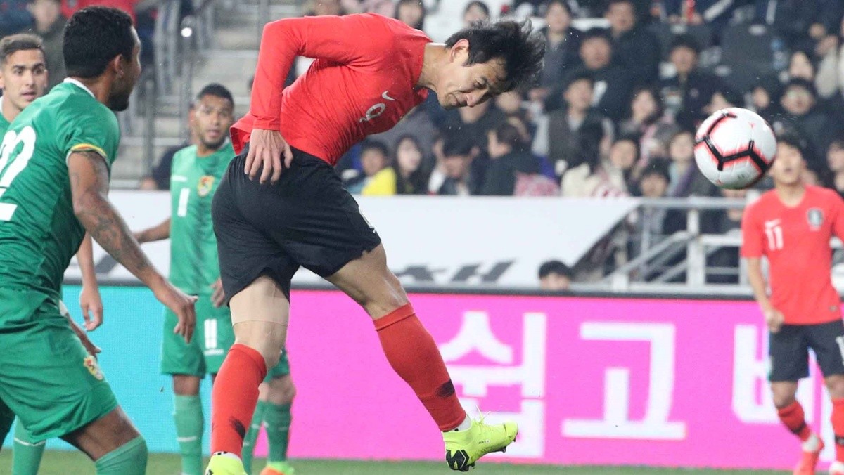 헤딩하는 지동원 '가라아앗-!!' / 뉴스1