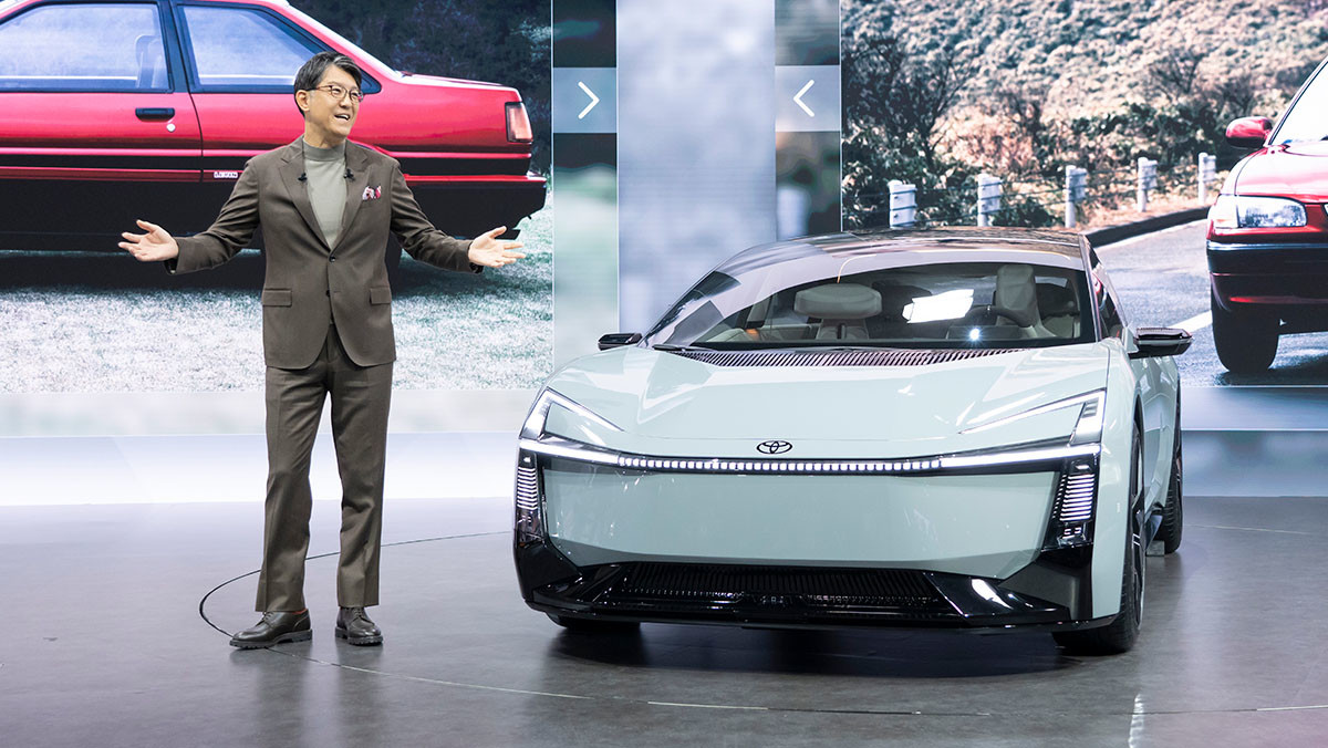 사토 코지 토요타 사장과 코롤라 콘셉트. / 한국토요타자동차