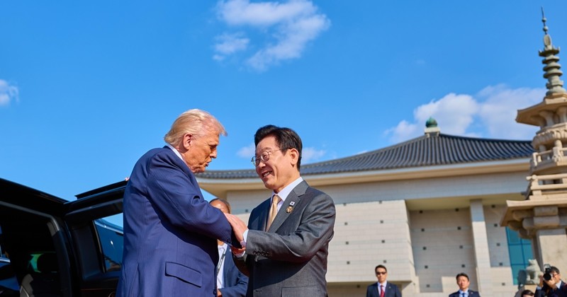 경주에서 만난 도널드 트럼프 미국 대통령과 이재명 대통령 / 뉴스1